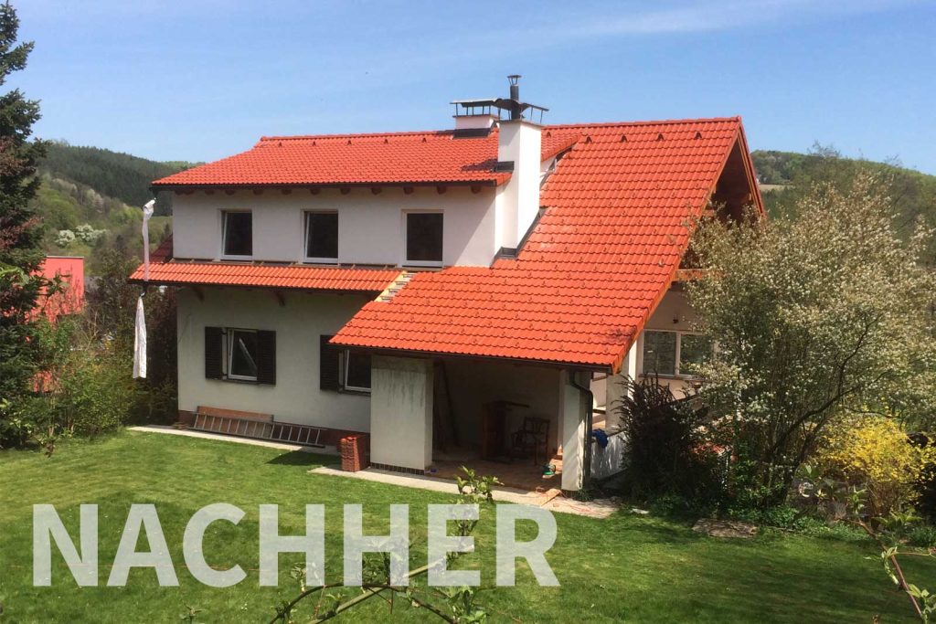 Wohnhaus mit rotem Dach nach dem Dachausbau (Nachher)